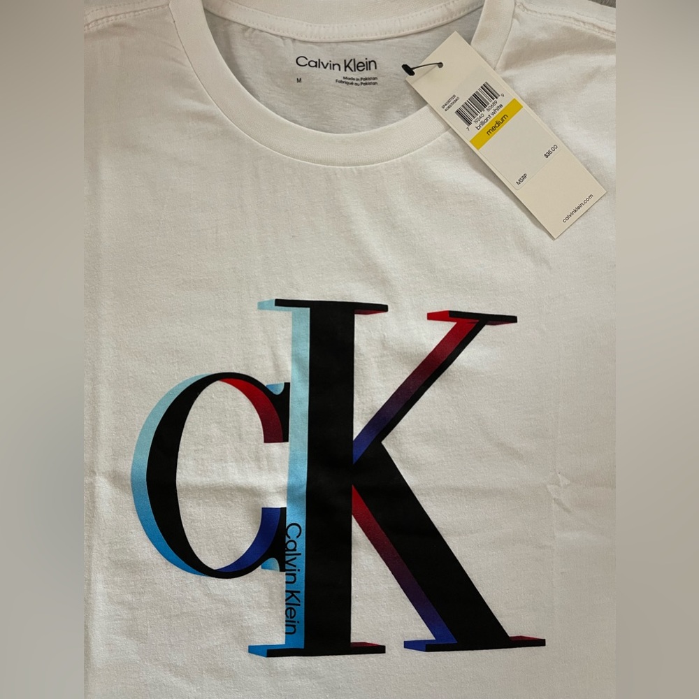 Calvin Klein T-shirt✨ - Picture 2 of 3